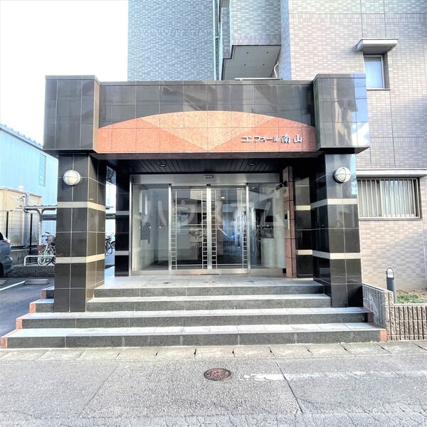 18/27 エントランス