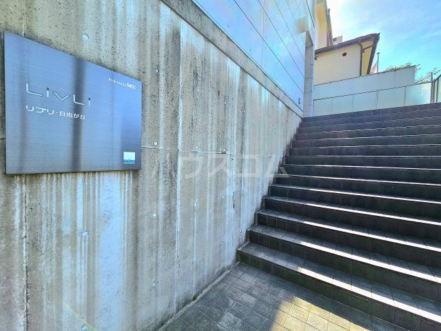 22/26 エントランス