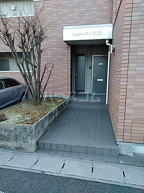 23/30 エントランス