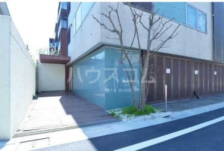 26/30 エントランス