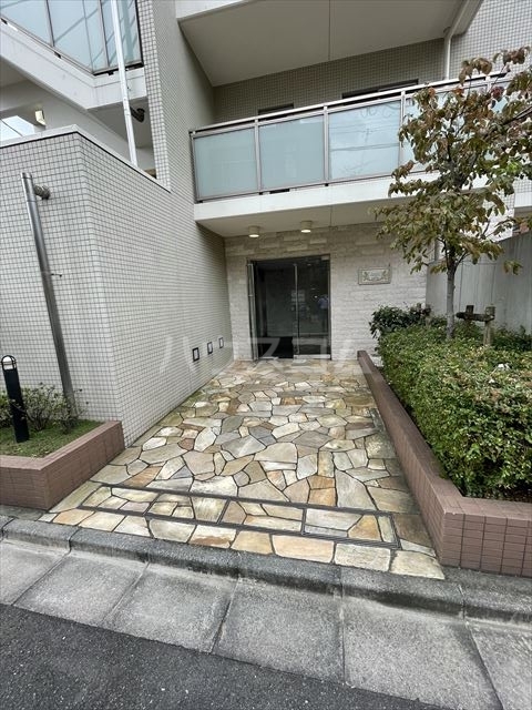 24/30 エントランス