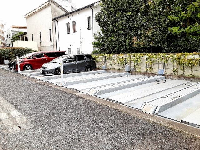 27/30 駐車場