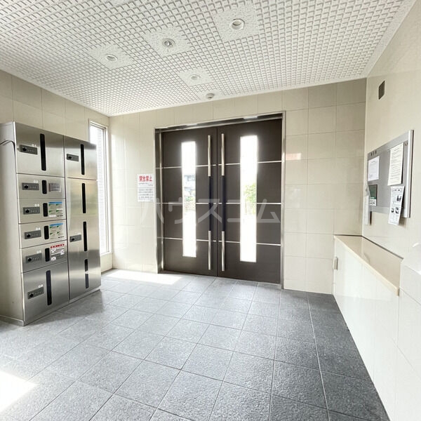 18/27 エントランス