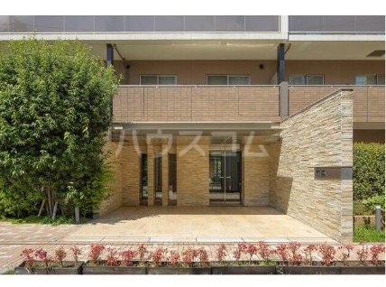 18/25 エントランス