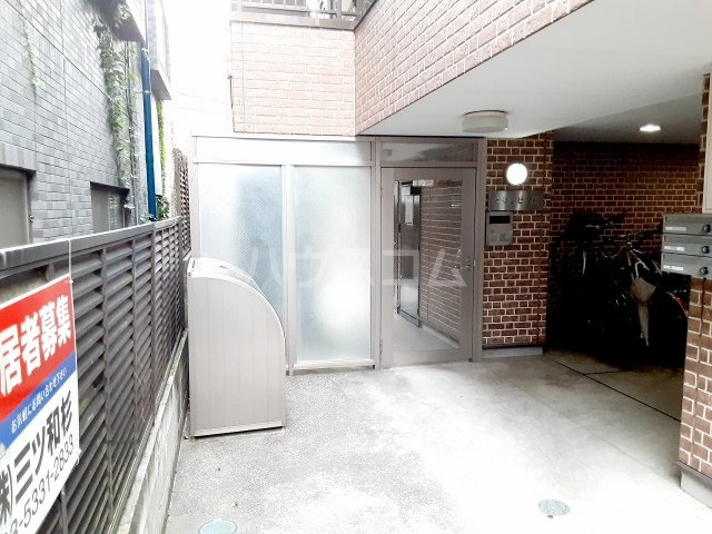 27/30 エントランス