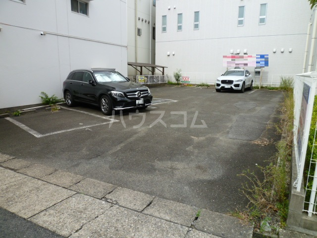 28/30 駐車場