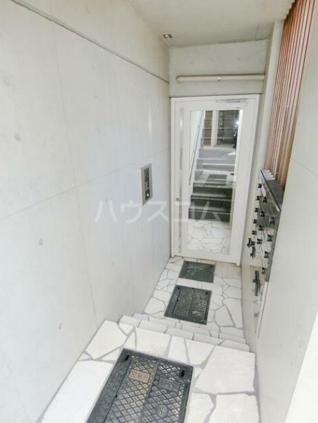 15/23 エントランス