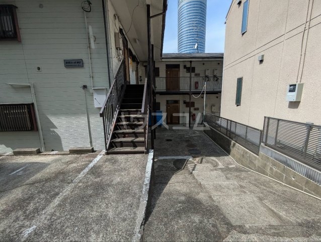 20/21 エントランス