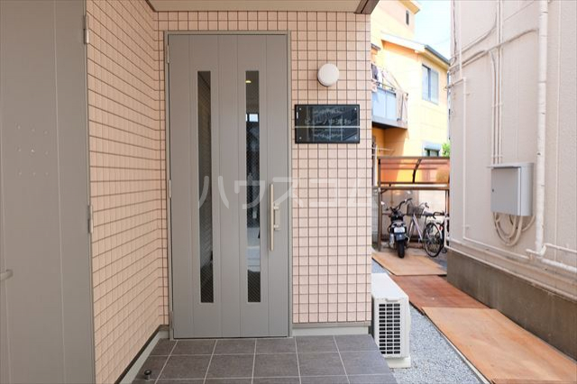 22/26 エントランス