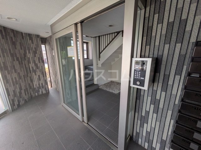 27/30 エントランス