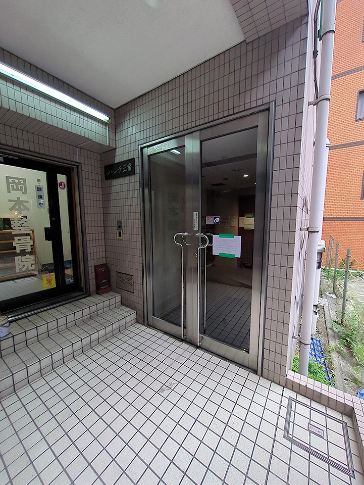27/30 エントランス