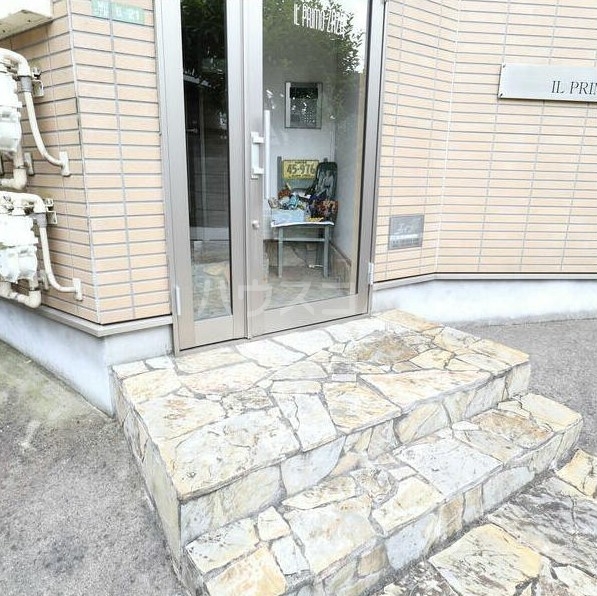 16/23 エントランス