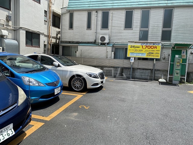 23/30 駐車場