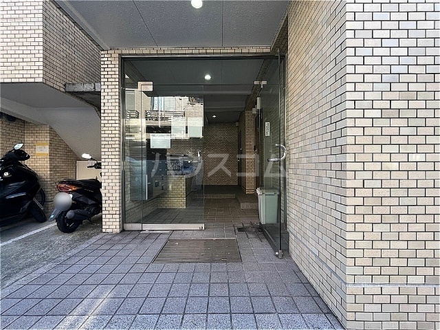 23/30 エントランス