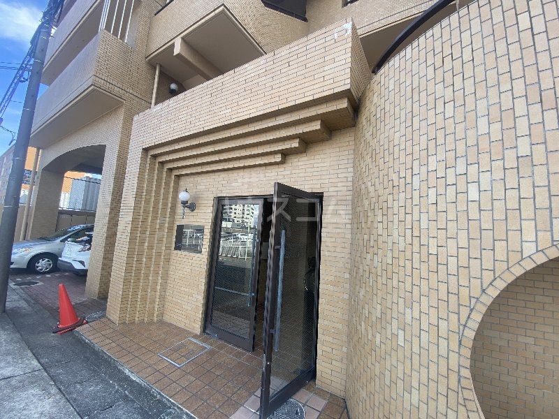 18/27 エントランス