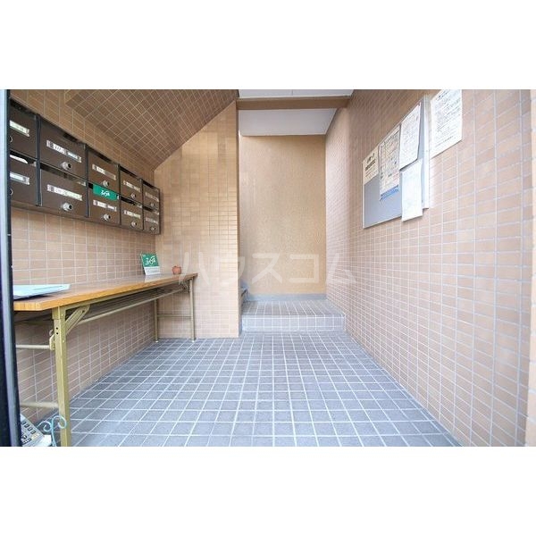 16/23 エントランス