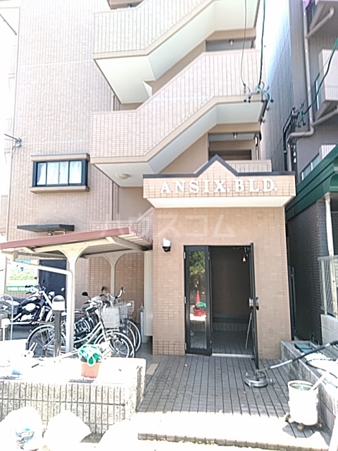 16/23 エントランス