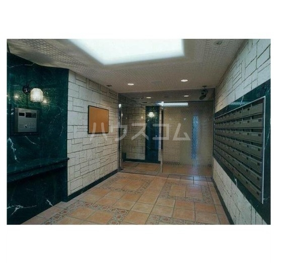 16/19 エントランス