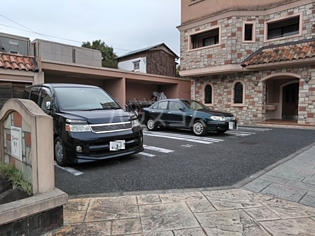 27/30 駐車場