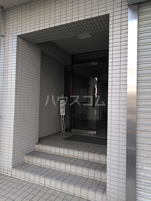 22/28 エントランス