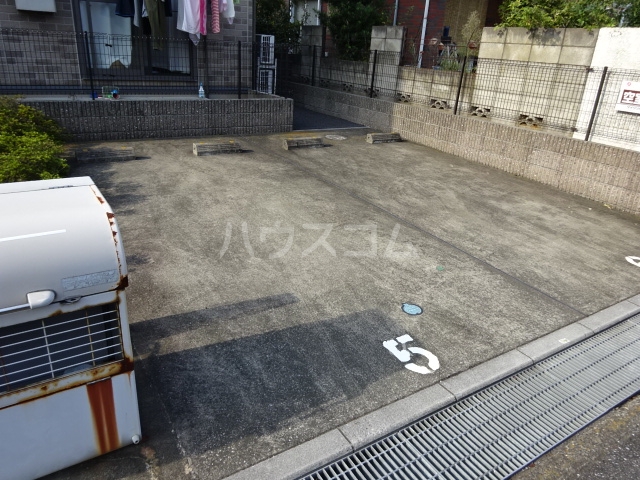 22/28 駐車場