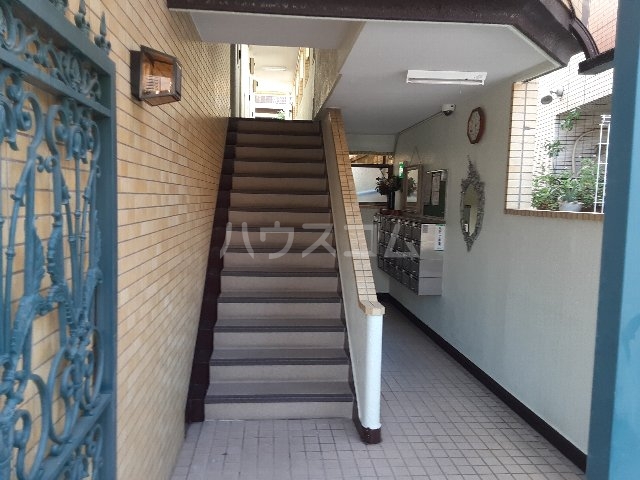 18/19 エントランス