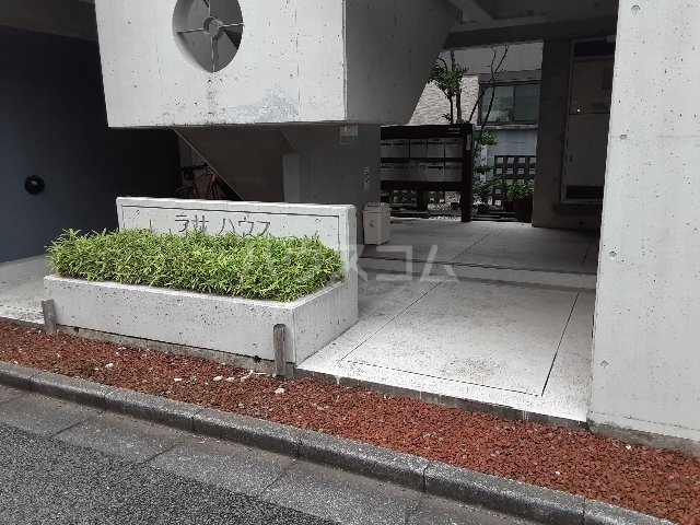 25/30 エントランス