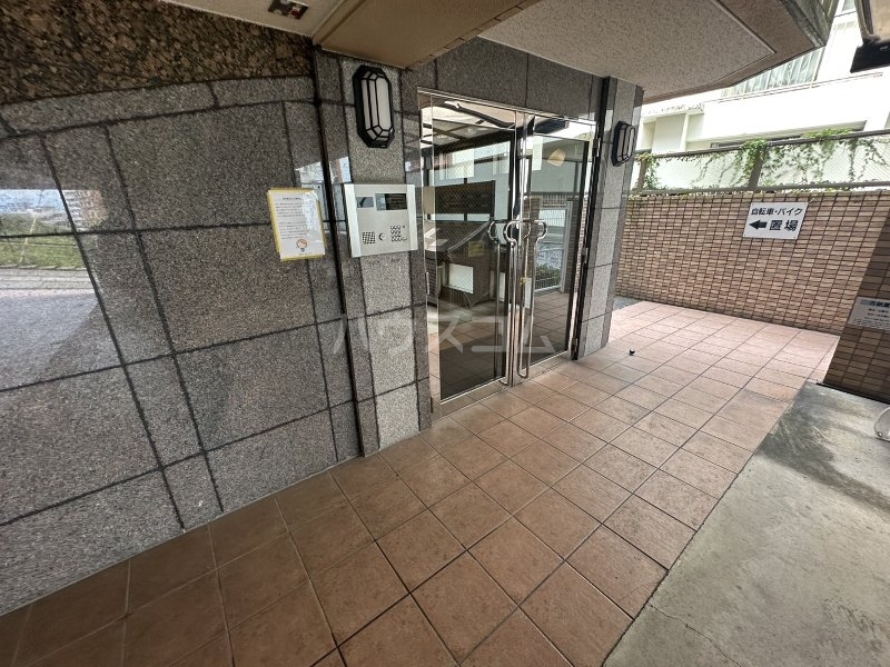 28/30 エントランス