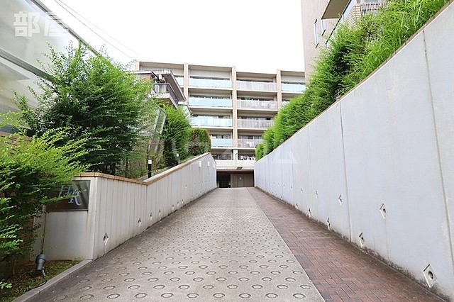 18/27 エントランス