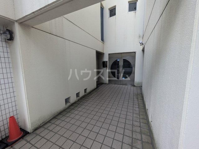 28/30 エントランス