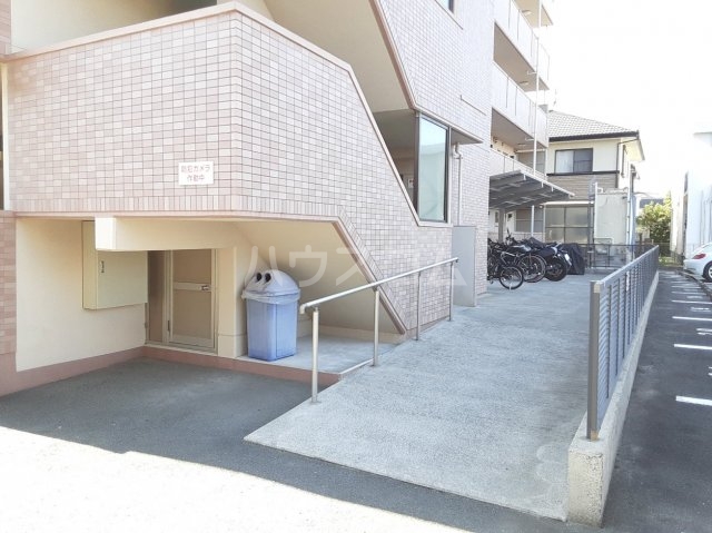 21/30 エントランス