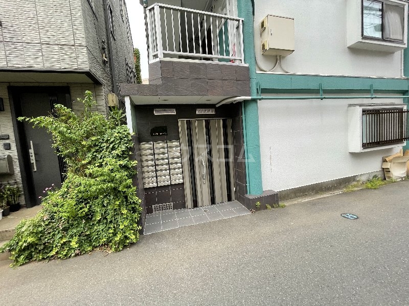 23/28 エントランス