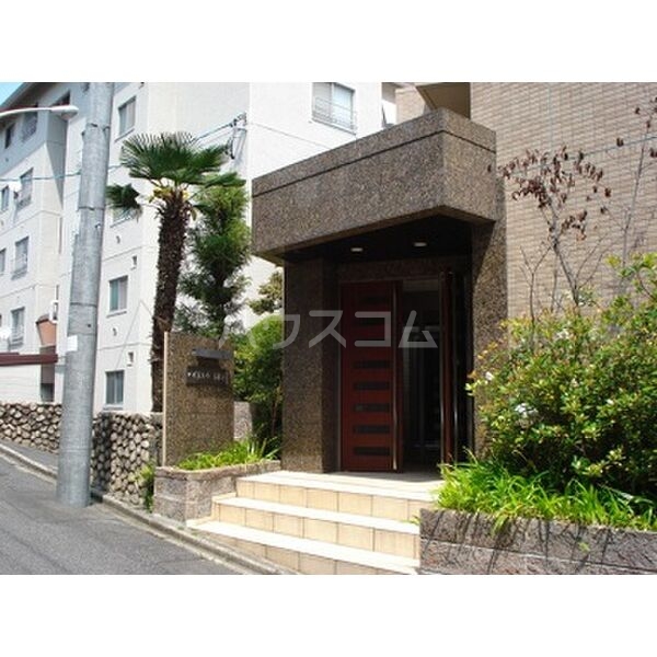 16/23 エントランス