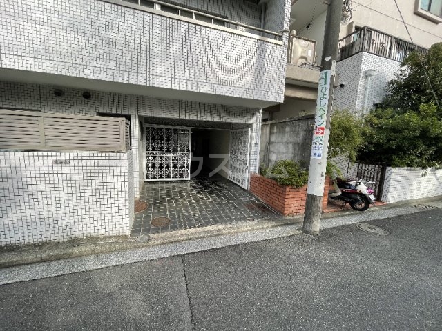 21/30 エントランス