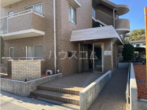 27/30 エントランス