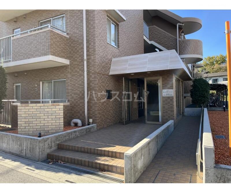 27/30 エントランス