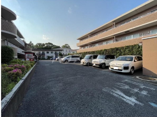 27/30 駐車場