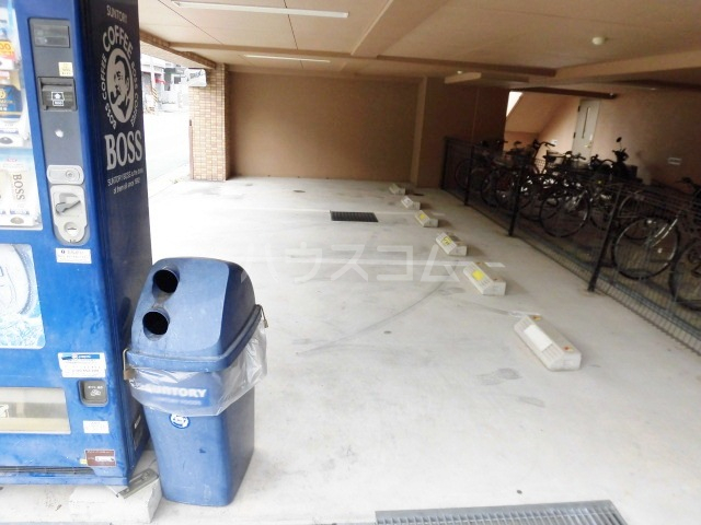 18/27 駐車場
