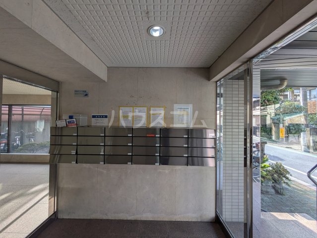 27/30 エントランス