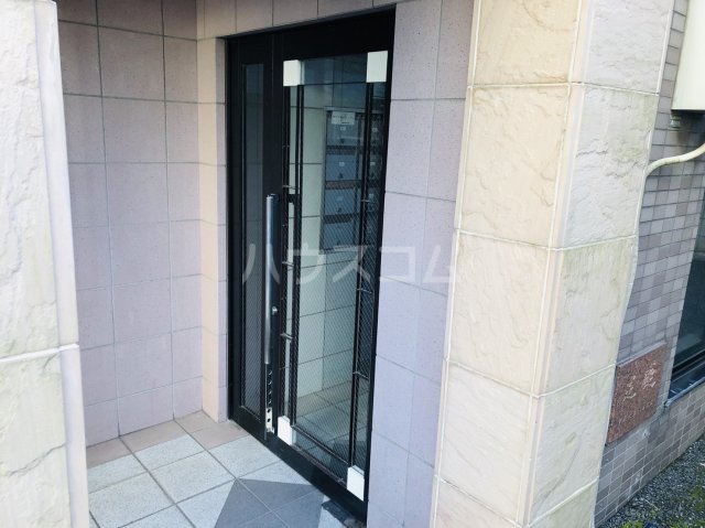 27/30 エントランス