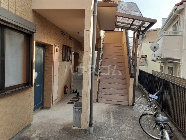 18/28 エントランス