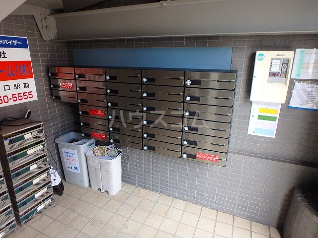 27/30 エントランス