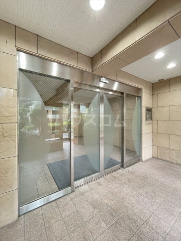 26/28 エントランス