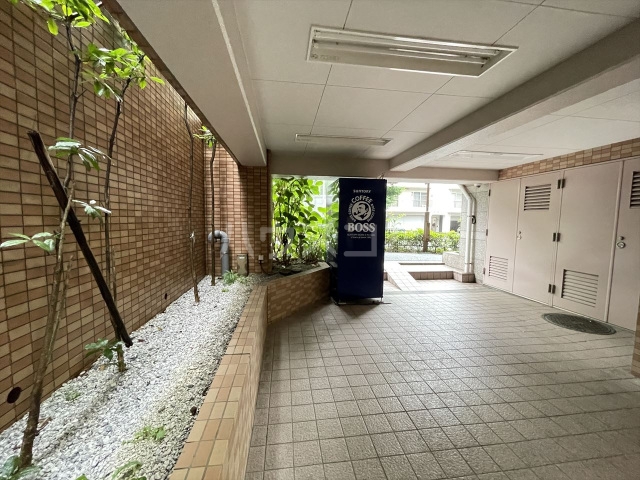 27/28 エントランス