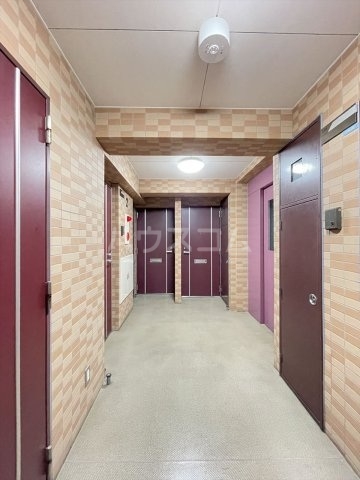 28/28 エントランス