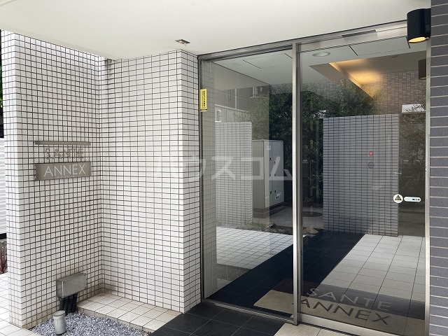 26/27 エントランス