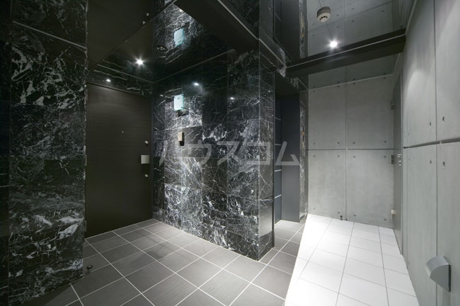 28/30 エントランス