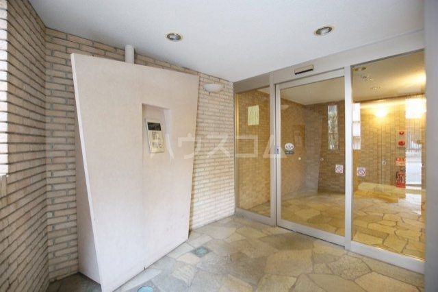 26/29 エントランス