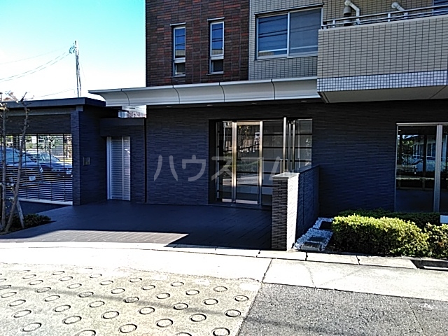 19/27 エントランス