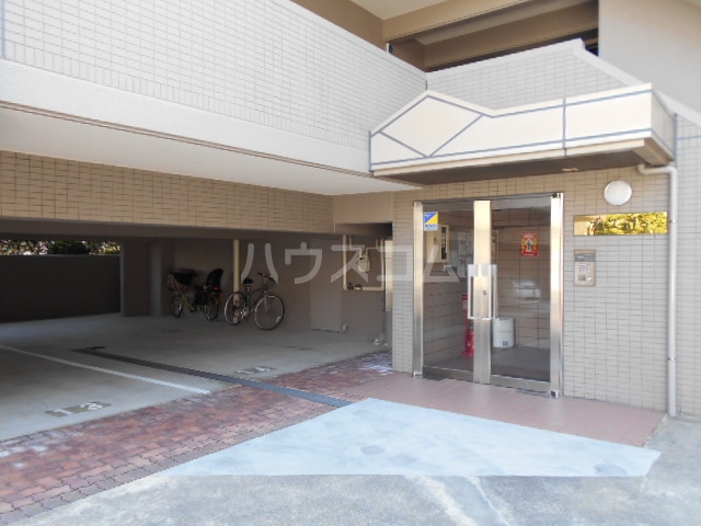 23/30 エントランス